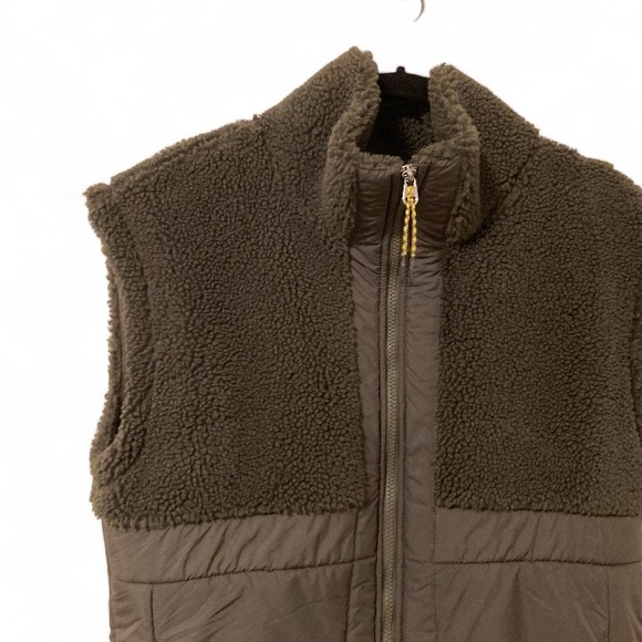 H&M Sport Olive Sherpa Fleece Vest Size Small - Picture 4 of 7